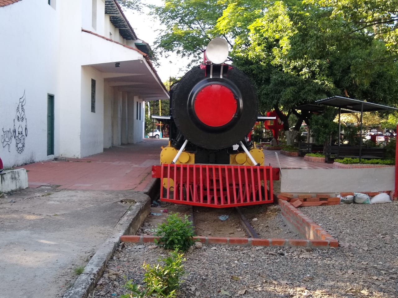 La fachada de la antigua estación luce en buen estado. Estaba cerrada