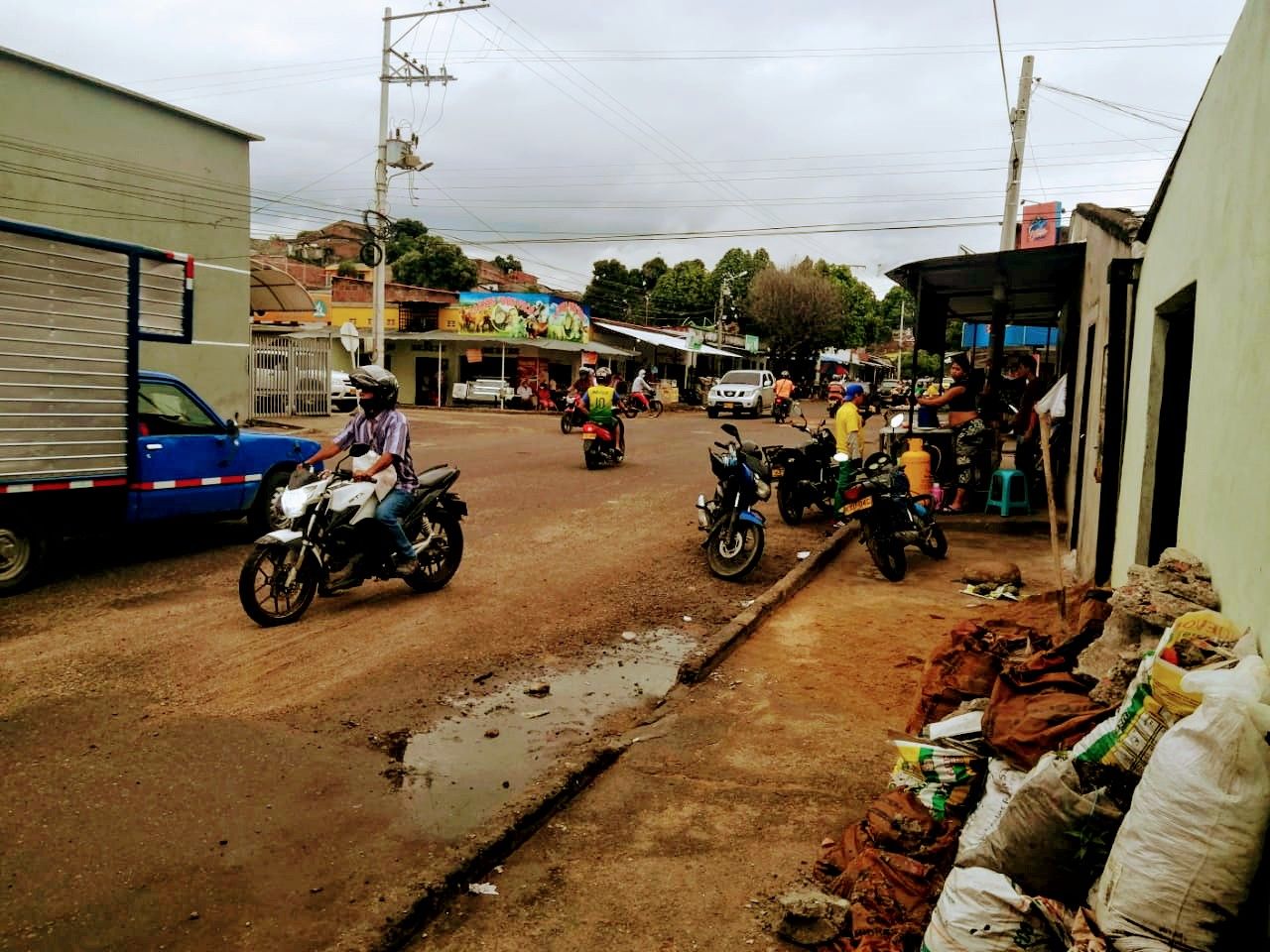 La vía no está en buen estado. Por allí transitan gran cantidad de vehículos.