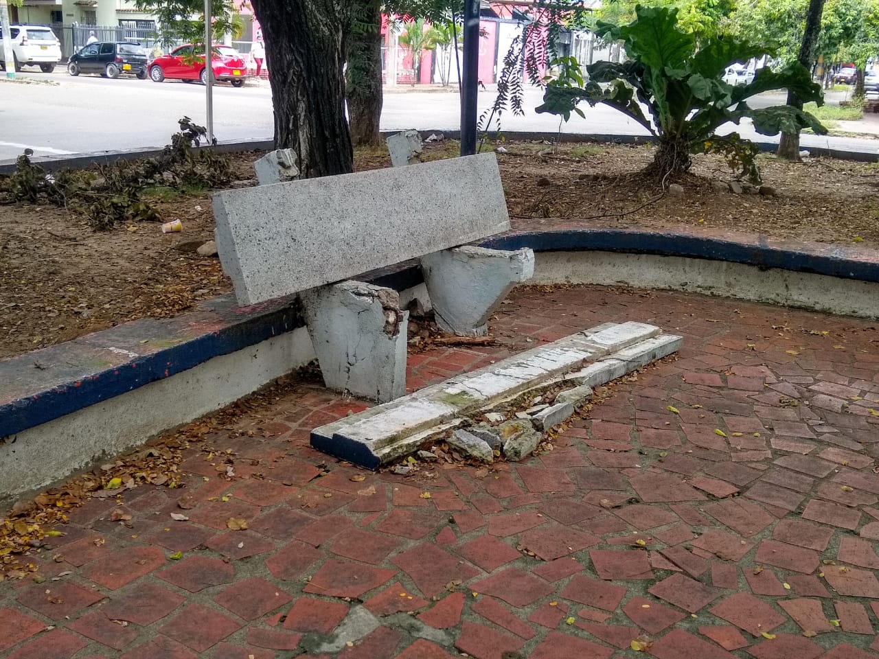 Banca en mal estado. Requiere arreglo total