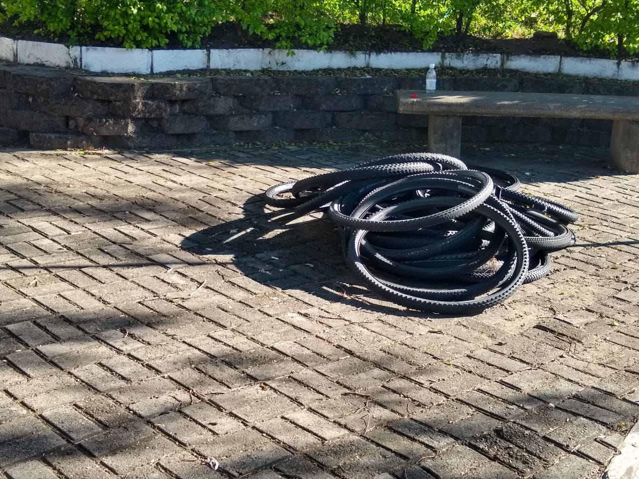 Las basuras afean el costado sobre la calle octava