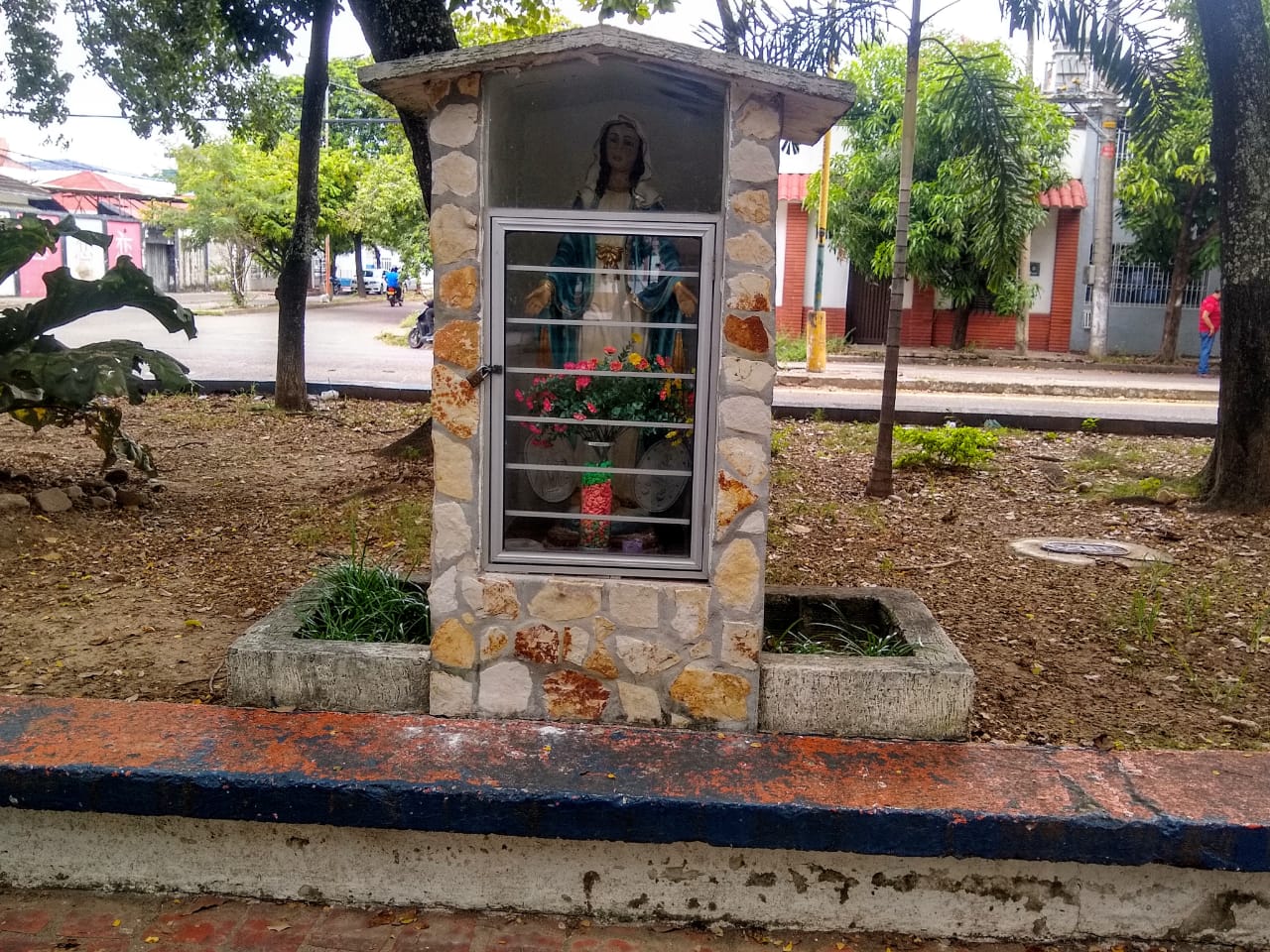 Banca en mal estado. Requiere arreglo total