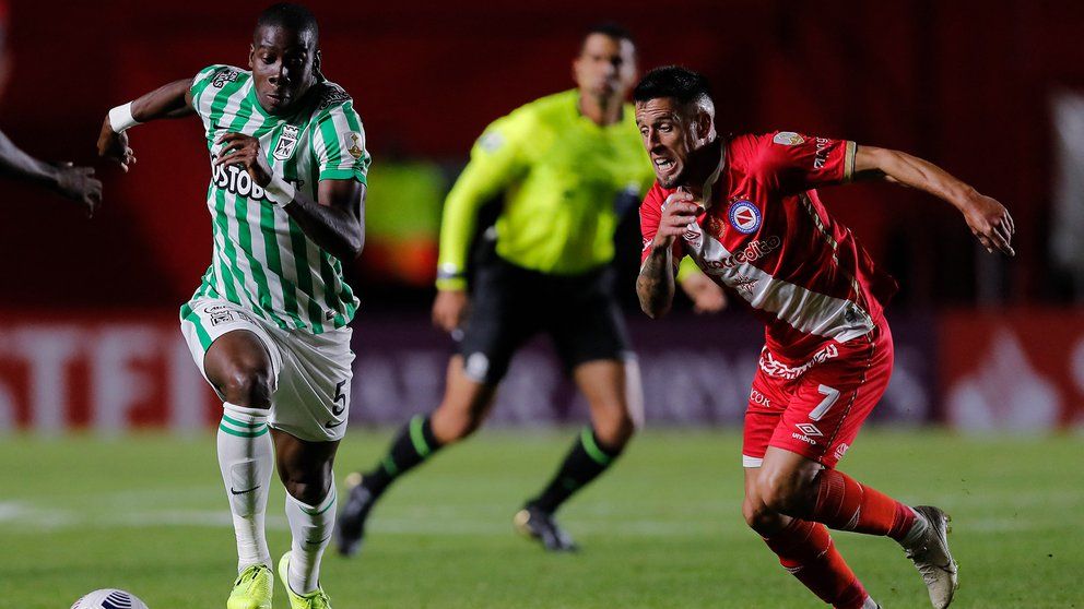 Hinchas del Nacional} exigieron resultados a los jugadores