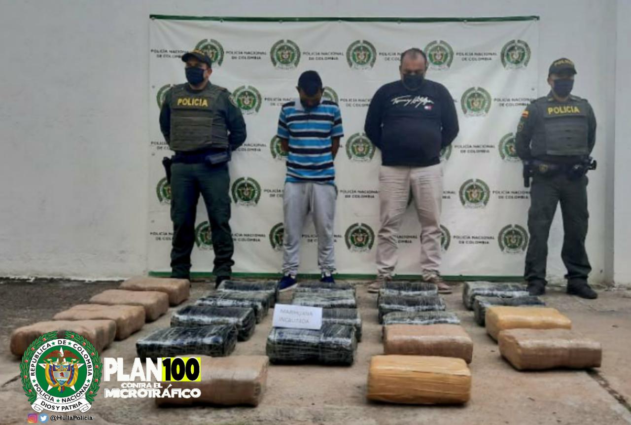 Policía captura a dos hombres con 100 kilos de marihuana