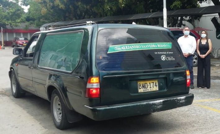 Con calle de honor, colegas despiden a Alejandro Saavedra