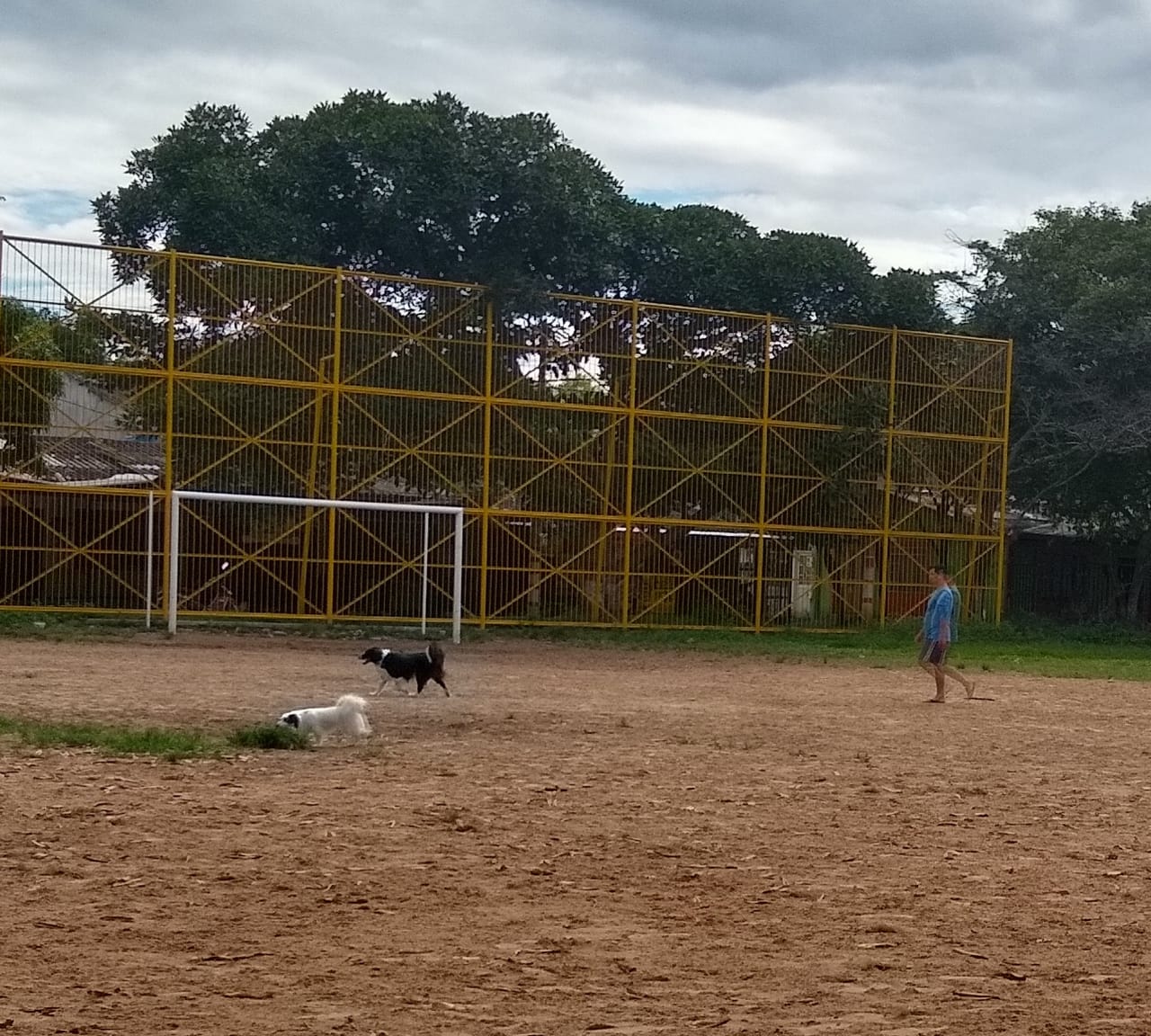 En manzanares piden que les construyan cancha sintética