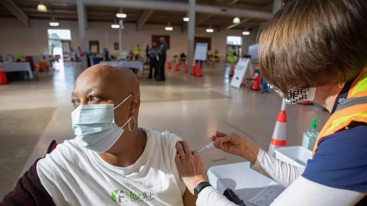 La mitad de adultos en EE.UU estarán vacunados al finalizar el día