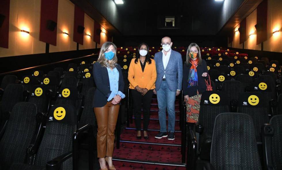 Más personas vuelven a las salas de cine tras la reapertura de Cine Colombia