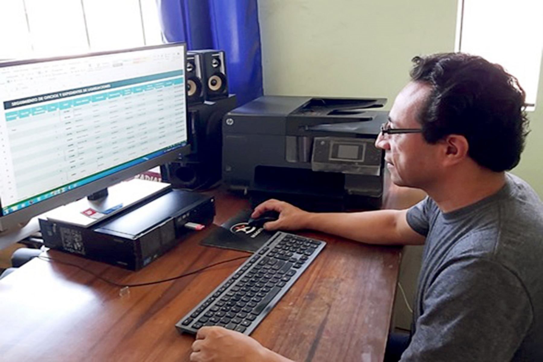 Servidores públicos y contratistas quisieran trabajar más tiempo remotamente