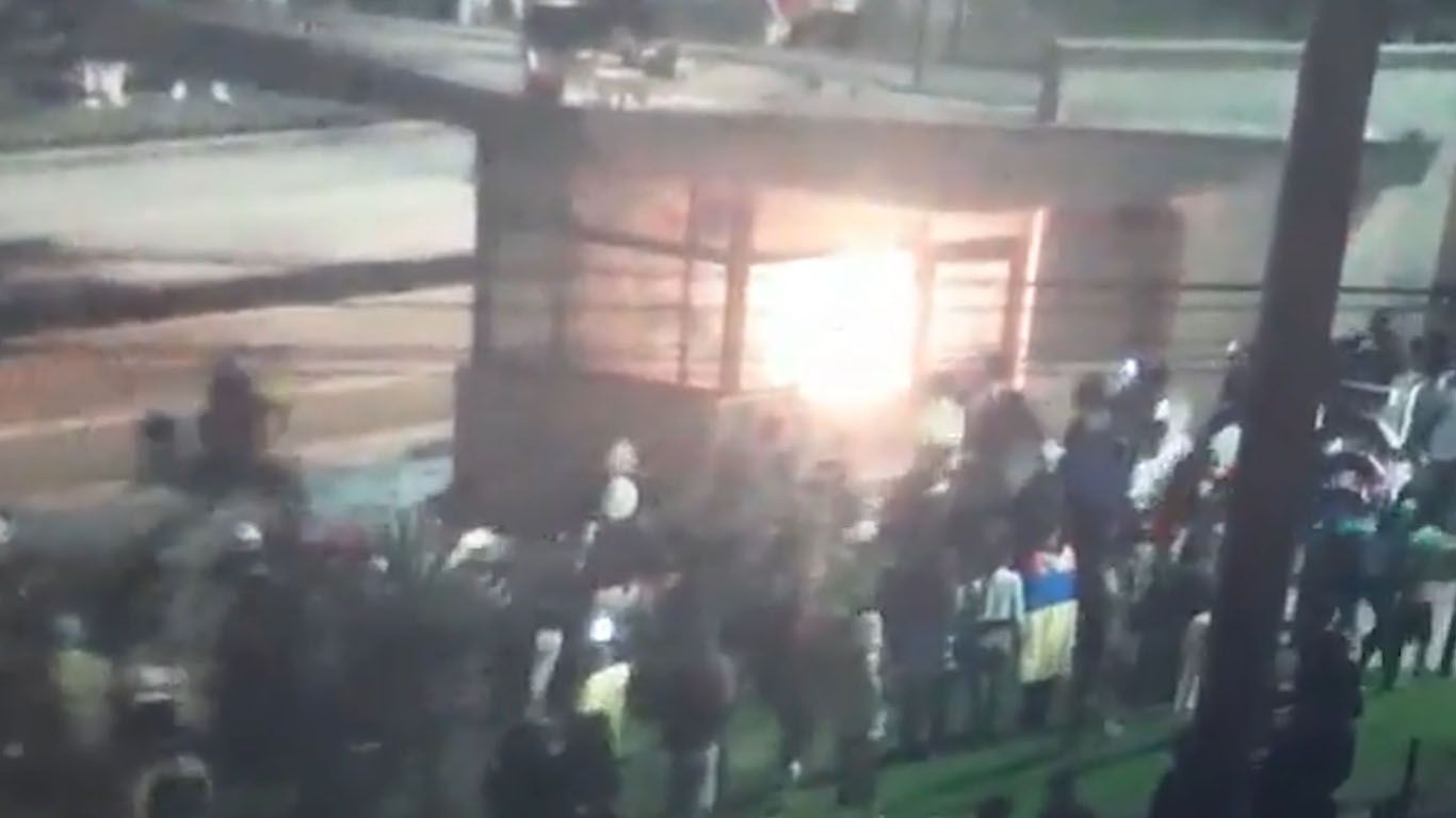 Fiscalía captura a quienes incendiaron CAI con policías adentro