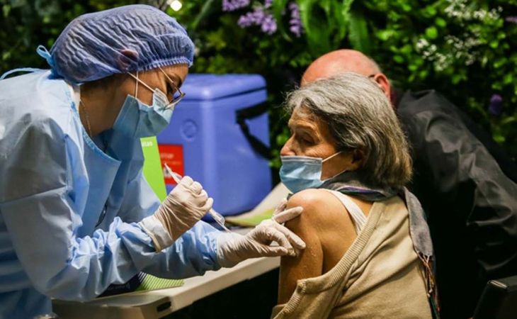 Inicia vacunación con Janssen a mayores de 50 años en Bogotá