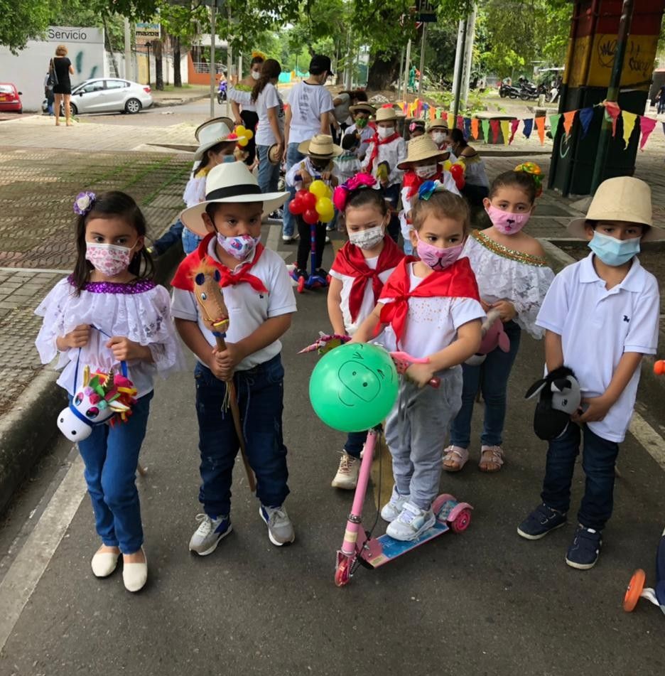 En desfile de caballitos de palo, niños mantienen las tradiciones