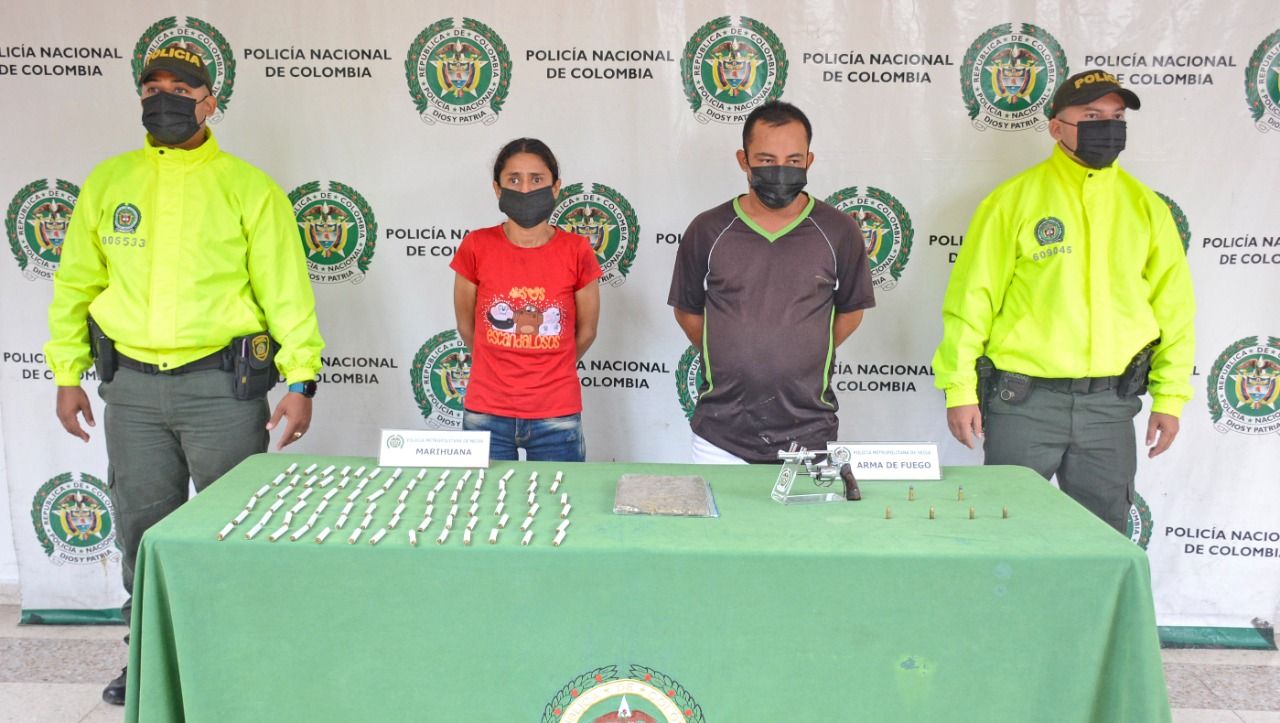 Sorprendidos con arma de fuego y marihuana en su poder