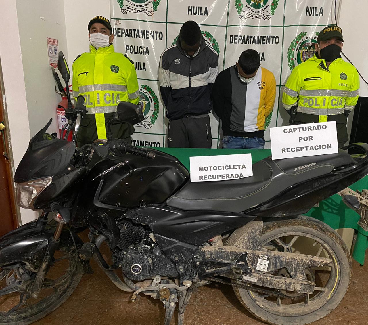 Hicieron disparos desde una moto robada