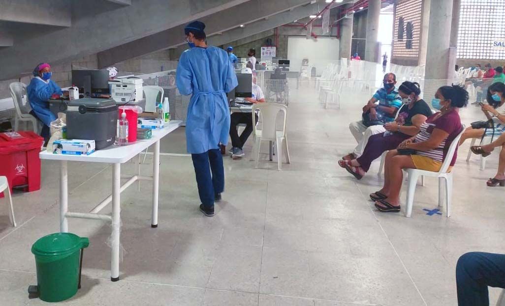 Con éxito comenzó vacunación sin cita para mayores de 50 años en Parque de la Música