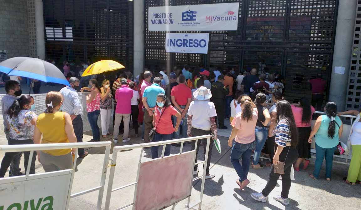 Desorden en primer día de vacunación en Parque de la Música