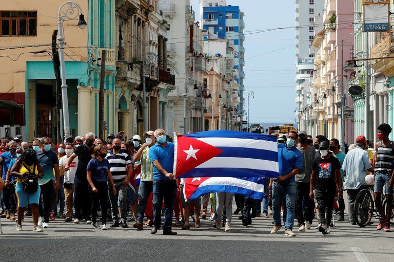 La dictadura cubana restringió el uso de redes sociales en la isla tras masivas protestas