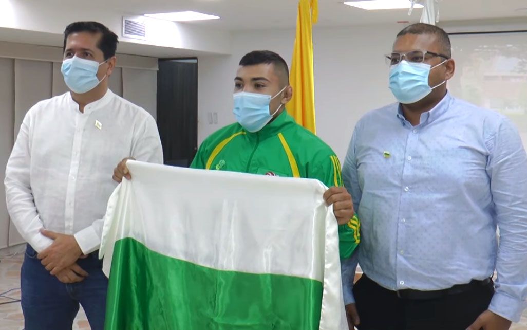 Entregan bandera del Huila a luchador opita que estará en los Olímpicos de Tokio