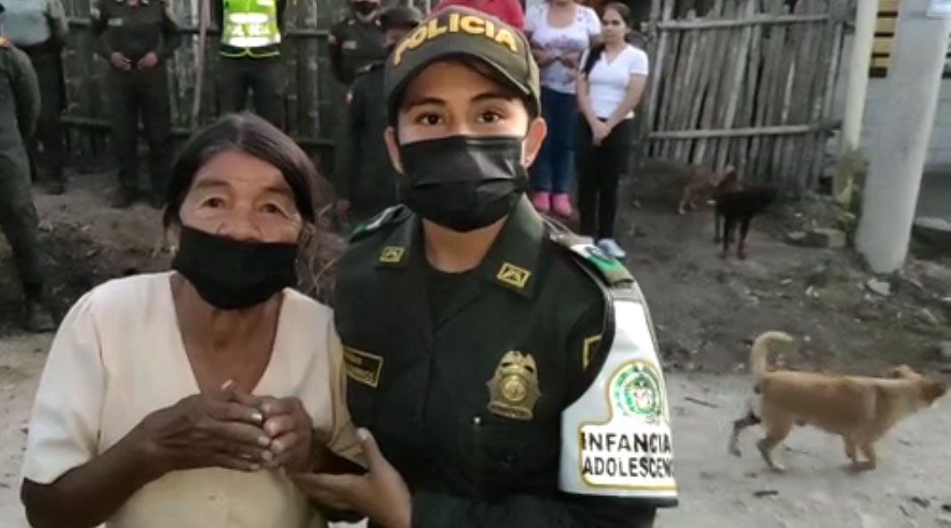 Abuelita y sus nueve perros beneficiados de campaña de la Policía