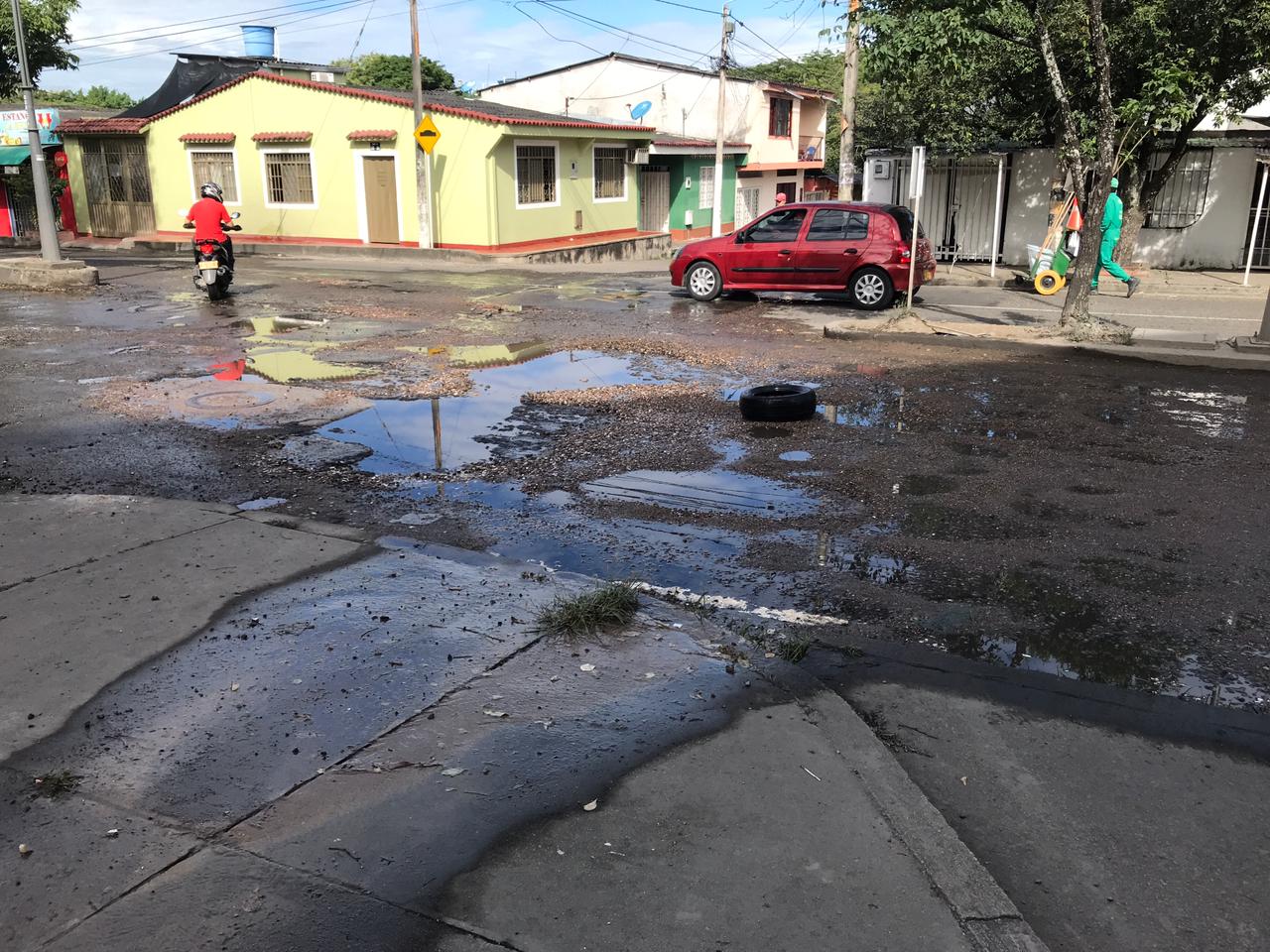 La fuga de agua se presenta en la 6W con 42 frente al conjunto residencial Portal de San Felipe.