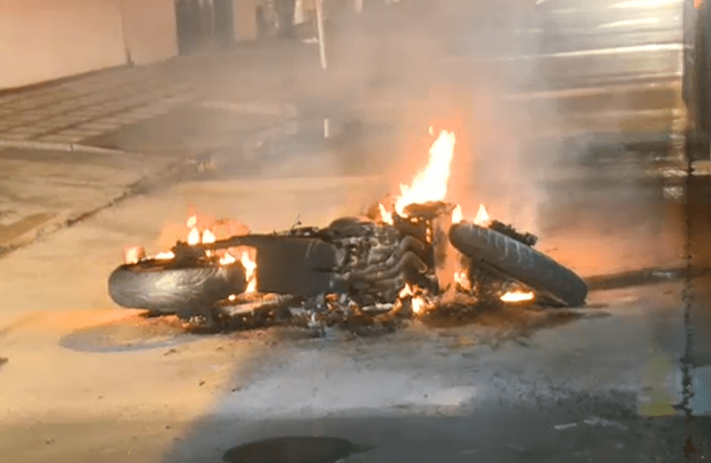 A ladrones que iban a robar local en Bogotá les quemaron la moto