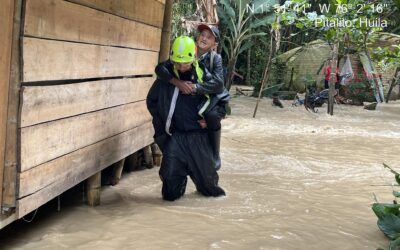 Bomberos de Pitalito rescataron a un adulto mayor tras inundaciones en zona rural