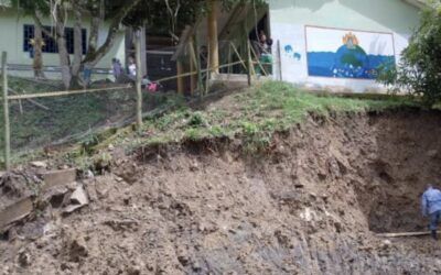 Colegio rural en Guadalupe opera a pocos centímetros de un alud