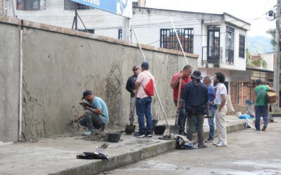 Comparecientes participan en la realización de un mural en Pitalito en memoria de víctimas de ‘falsos positivos’