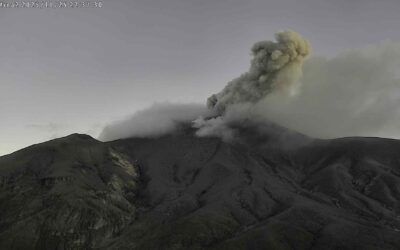 Volcán Puracé mantiene emisiones de gases y ceniza