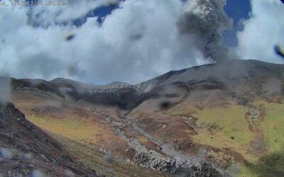Actividad del Puracé continúa con sismicidad asociada a fluidos y emisiones de ceniza